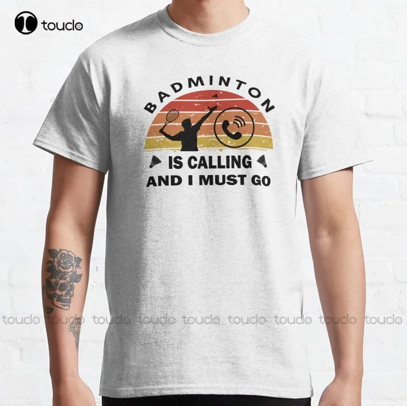Badminton Is Calling - バドミントンが呼んでいる - ヴィンテージサンセットシルエットスタイルクラシック Tシャツ Tシャツ女性男性夏の女性グラフィック Tシャツユニセックス