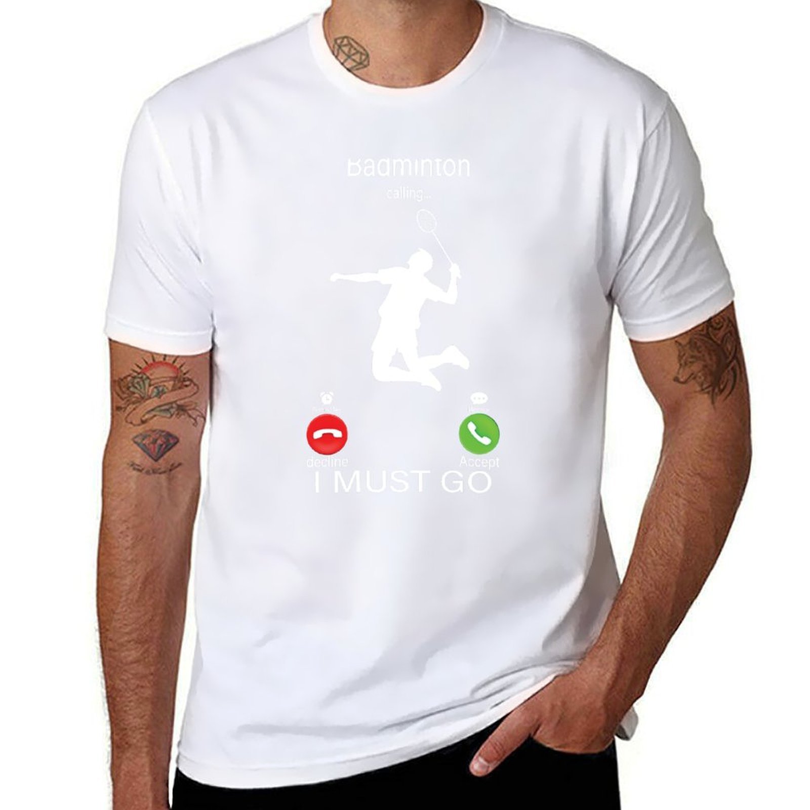 Badminton Is Calling - バドミントンが呼んでいる、そして私は出かけなければなりません Tシャツ アニメ tシャツ 男性用 tシャツ